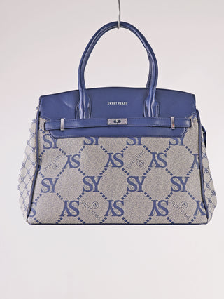 Sweet Years Logo Tote Bag blue beige aus glattem Kunstleder mit silbernem Drehverschluss, geprägtem Oberteil und jacquard-gemusterten Unterteil. Zwei obere Henkel und verstärkter Boden ergänzen das Design.