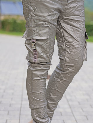 OFF#DLY Joggpant Tamara silver, schmal geschnittene Cargo-Hose mit edlem Schimmer, Patchtaschen und Schnallen-Detail am Oberschenkel, perfekt für trendige, bequeme Outfits.
