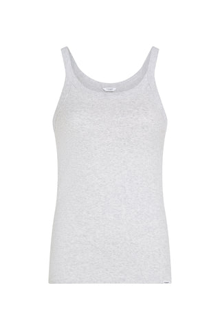 Penn&Ink W25F1725 grey/mel: Flach gelegtes, hellgraues, geripptes Tanktop mit schmalem Schnitt und Rundhalsausschnitt, ideal als schlichtes Basic-Oberteil. Hergestellt aus 95% Baumwolle und 5% Elasthan.