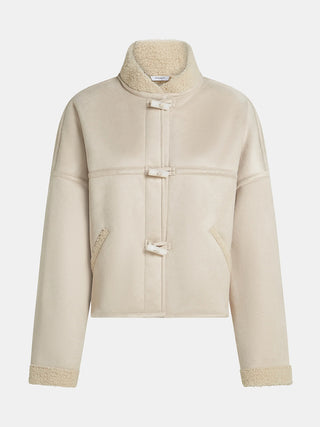 Penn&Ink Jacket W25c321 ecru, eine cremefarbene, boxy geschnittene Shearlingjacke mit weichem, wildlederartigem Äußeren, plüschigem Kragen und Bündchen, drei Knebelverschlüssen und zwei schrägen Seitentaschen.