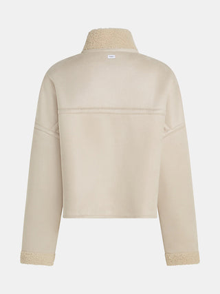 Rückansicht der Penn&Ink Jacket W25c321 ecru, eine kastig geschnittene, creme-beige Jacke mit kontrastierendem Sherpa-Kragen und -Bündchen, kleinen Rückenschild und abgesetzten Schultern.