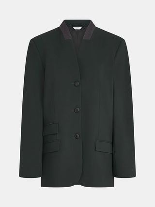 Penn&Ink Blazer antra: Dunkler, langärmeliger Damenblazer mit leicht entspannter Passform, tiefem V-Ausschnitt, drei Knöpfen, subtiler Textur am Kragen und zwei Pattentaschen, darunter eine kleinere.