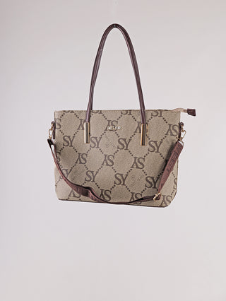 Sweet Years Two Shopper beige/schoko: Strukturierte Tragetasche mit SY-Monogrammmuster, zwei braunen Griffen, abnehmbarem Schultergurt, und SWEET YEARS Prägung. Set enthält mittlere und kleine Größe.