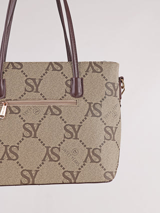 Sweet Years Two Shopper beige/schoko: Tote-Tasche aus beige-gemustertem Material mit SY-Monogrammen und Sweet Years-Schriftzügen, dunkelbraunen Kunstledergriffen, Fronttasche mit Reißverschluss.