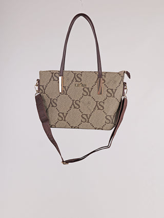 Sweet Years Two Shopper beige/schoko: Mittelgroße Tasche aus beigefarbenem Canvas mit SY-Monogramm, braunen Griffen, abnehmbarem Schulterriemen, goldfarbenen Akzenten und Reißverschluss oben.