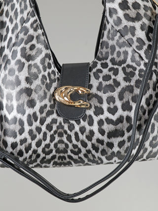 Nahaufnahme der OFF#DLY Leo Bag black/white, einer Leopardenmuster-Leder-Schultertasche mit dünnen schwarzen Trägern und einem goldfarbenen Metallverschluss vorne.