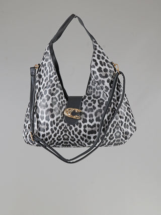 OFF#DLY Leo Bag black/white zeigt eine monochrome Leopardenmuster-Schultertasche mit schwarzem Kunstledergriff und verstellbarem Riemen. Goldfarbener Verschluss akzentuiert die weiche Struktur der Tasche.