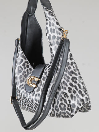 OFF#DLY Leo Bag black/white, Schultertasche mit grauem und schwarzem Leopardenmuster, schwarzem Lederbesatz, verstellbarem Crossbody-Gurt und goldfarbenem Verschluss auf der Frontklappe. Größe: 44x20x12 cm.