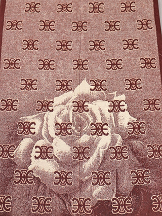 OFF#DLY Schal CC Rose schoko zeigt ein jacquard-gewebtes Muster mit stilisierten C-Logos und einer zentralen Rosenmotif, Größe 170x60 cm, aus 100% Viskose.