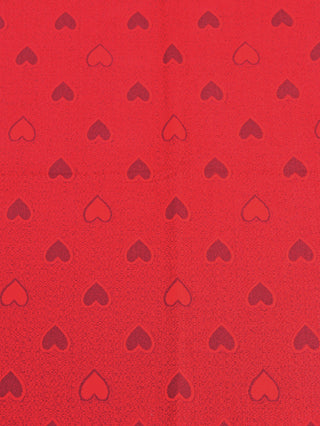 Nahaufnahme des OFF#DLY Schal Heart Red mit dunkleren roten Herzmustern auf rotem Stoff, zeigt die detailreiche Prägung des Schals aus 100% Viskose.