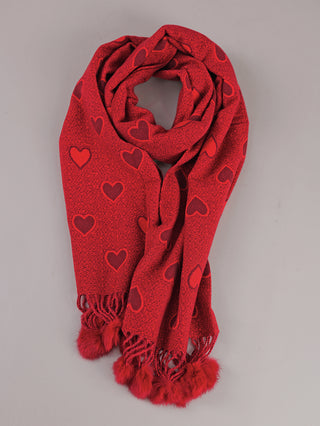OFF#DLY Schal Heart red mit feinen Strickmuster, dunkelrote Herzmuster und gedrehten Fransen mit Pom-Pom-Clustern. Größe 170x70 cm, 100% Viskose.