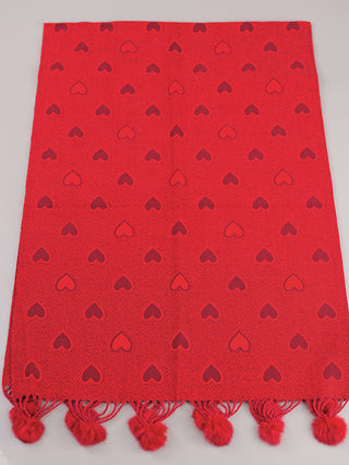 #OFF#DLY Schal Heart Red zeigt ein rotes, leichtes Tuch mit Herzmotiven und Fransen mit Pom-Poms. Größe: 170x70 cm, Material: 100% Viskose.