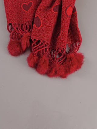 #OFF#DLY Schal Heart Red: Roter Webschal mit Herzmuster und gedrehten Fransen, die in flauschigen Pom-Pom-ähnlichen Quasten enden, Größe 170x70 cm, aus 100% Viskose gefertigt.