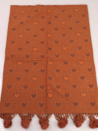 #OFF#DLY Schal Heart braun: Rechteckiger Schal aus 100% Viskose mit Herzmuster, Fransen und Pom-Poms. Weiches Material, ideal für gemütliche Anlässe. Größe 170x70 cm.