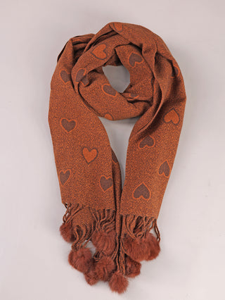 #OFF#DLY Schal Heart braun: Ein Strickschal mit Herzmotiven, Fransen und Pom-Pom-Bommeln, flach ausgelegt. Größe 170x70 cm, Material 100% Viskose.