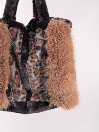 OFF#DLY Fake Fur Bag black/leo: Plüschige, tote-förmige Handtasche aus langflorigem Kunstfell mit warmen Tönen und Leopardenmuster in der Mitte, inklusive passender Fellgriffe.