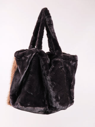 OFF#DLY Fake Fur Bag black/leo, eine fast schwarze Plüsch-Tasche mit leo Muster, zwei fellüberzogenen Henkeln und offenem, boxy Design, sichtbar leichteres braunes Fellpanel an einer Seite.