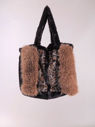 OFF#DLY Fake Fur Bag black/leo: Tote-Tasche aus schwarzem und braunem Kunstfell mit Leopardenmuster in der Mitte, zwei schwarze Fellgriffe und lange, zottelige Seitenteile.