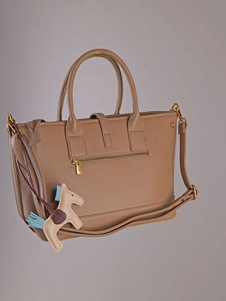 Enrico Coveri Tote Bag taupe aus genarbtem Leder mit zwei Henkeln, abnehmbarem Schulterriemen, vorderem Reißverschlussfach und goldfarbener Hardware, verziert mit einem ledernen Pferdeanhänger.