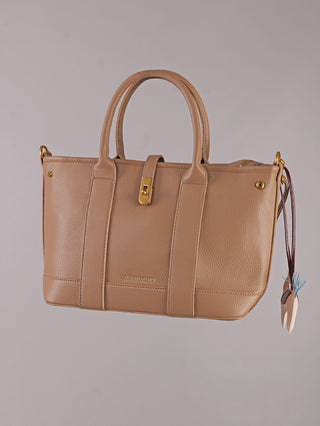 Enrico Coveri Tote Bag taupe aus hellbeigem Leder mit goldfarbenen Akzenten, zwei Henkeln, abnehmbarem Lederquastenanhänger und goldfarbener Designerprägung; strukturiertes Design für eleganten Look.