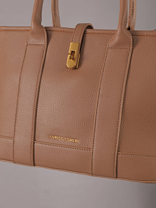 Nahaufnahme der Enrico Coveri Tote Bag taupe aus strukturiertem, camelbraunem Leder mit zwei Henkeln, einem goldfarbenen Drehverschluss und vertikalen Panelnähten; Markenname unten zentriert gestempelt.