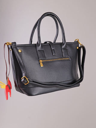 Enrico Coveri Tote Bag black, eine strukturierte schwarze Ledertasche mit goldener Hardware, kurzen Henkeln, verstellbarem Schulterriemen und rotem-gelbem Lederanhänger, vor neutralem Hintergrund. Größe: 50 x 40 x 15 cm.