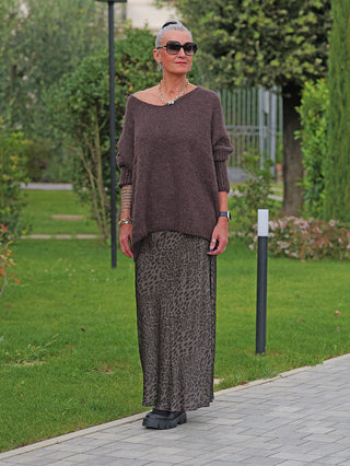 Eine Frau trägt den OFF#DLY Rock Gina braun/leo, ein locker fallender Rock mit modernem Animal-Print und elastischem Bund, kombiniert mit einem braunen Pullover und Accessoires.