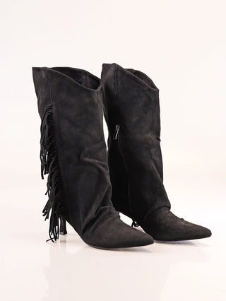 OFF#DLY Stiefel Gitte black: Schwarze Wildleder-Mittelstiefel mit spitzen Zehen, Stiletto-Absätzen, seitlichen Fransen und Reißverschlüssen am inneren Knöchel. Absatzhöhe: 5 cm.