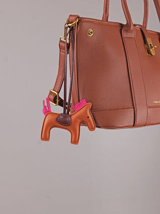 Enrico Coveri Tote Bag cognac aus cognacfarbenem, genarbtem Kunstleder mit goldener Hardware, Pferdeanhänger und stabilen Henkeln, bietet stilvollen Raum für Essentials.