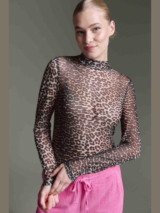 Person trägt das Cotton Candy Floortje Tee multicolor, ein durchsichtiges, langärmeliges Leopardenmuster-Oberteil, mit zurückgebundenem Haar, neutralem Gesichtsausdruck, vor grauem Hintergrund stehend.