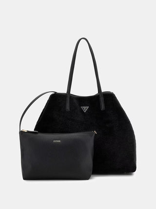 GUESS VICTTORIA LARGE 2 IN 1 TOTE BLA: Schwarze Kunstfell-Tote mit goldfarbenem Logo-Dreieck, langen Schulterriemen, und passendem Reißverschluss-Innenpochette aus genarbtem Kunstleder mit goldener GUESS-Prägung.
