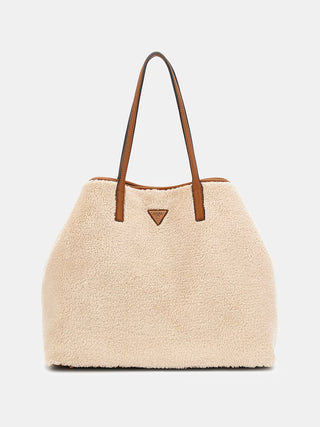 GUESS VICTTORIA LARGE 2 IN 1 TOTE NTC, cremefarben aus Kunstfell, mit braunen Lederhenkeln, goldfarbenen Metallelementen, inklusive Innenpochette mit Reißverschluss und metallischem Logo-Dreieck auf der Vorderseite.