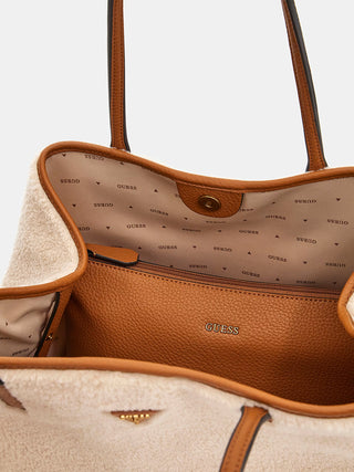 GUESS VICTTORIA LARGE 2 IN 1 TOTE NTC: Innenansicht mit braunem Lederbesatz, GUESS-Logo-Reißverschlusstasche, gebrandetes Futter, shearlingartiger Außenbesatz.