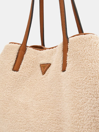 GUESS VICTTORIA LARGE 2 IN 1 TOTE NTC, cremefarbene Teddy-Tasche mit schmalen, tanfarbenen Ledergriffen, goldfarbenem Logo-Dreieck vorne, Knopfverschluss. Enthält Innenpochette mit Reißverschluss und Logofutter.