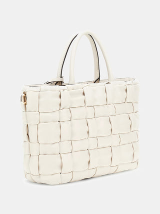 GUESS Marion Satchel BON mit gewebter Kunstlederstruktur, zwei kurzen Henkeln, Reißverschluss, abnehmbarem Logo-Charm und verstellbarem Schulterriemen. Maße: 23x36x11 cm.