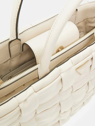 GUESS Marion Satchel BON, eine geflochtene Tasche aus Kunstleder, zeigt goldfarbene Metallakzente, zwei Griffe, ein abnehmbares Logo-Charm und ein Metall-Logo-Dreieck vorne.