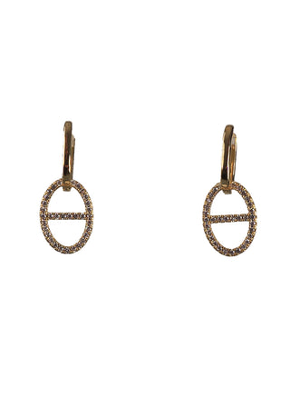 Ein Paar OFF#DLY Ohrschmuck CD gold: goldene Creolen mit ovalen Anhängern, besetzt mit funkelnden Glassteinen, durchzogen von einem dünnen horizontalen Steg, aus antiallergischem Metall gefertigt.