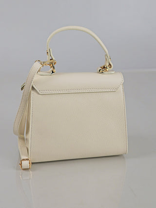 Kleine, strukturierte OFF#DLY Leder Bag creme mit kurzem Griff, abnehmbarem Schulterriemen, goldfarbenen Beschlägen und Innenfach mit Reißverschluss. Größe: 23 x 20 x 11 cm.