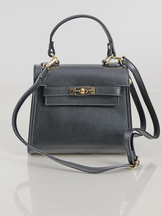 Kleine, strukturierte OFF#DLY Leder Bag black, Satchel-Stil mit oberem Griff und abnehmbarem Schulterriemen, goldfarbene Beschläge, Front-Drehverschluss, Reißverschluss-Innenfach. Größe: 23 x 20 x 11 cm.