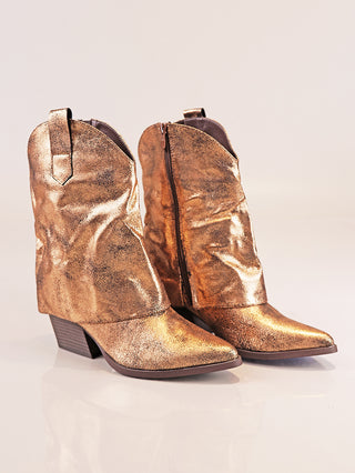 OFF#DLY Gold Boot: Metallic bronze, mid-calf Cowboy-Stiefeletten mit seitlichem Reißverschluss, leicht spitzem Zeh und niedrigem Absatz, perfekt für trendige Outfits.