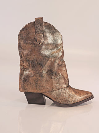 OFF#DLY Gold Boot: Metallic-bronzer Western-Stiefel, mittelhoch, mit leicht gerafftem Schaft, spitzem Zeh, Blockabsatz, seitlichem Reißverschluss und Zuglasche oben für leichtes An- und Ausziehen.