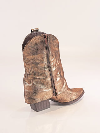 Der OFF#DLY Gold Boot ist ein mid-calf Damenstiefel in Metallic-Bronze mit seitlichem Reißverschluss, einem 7 cm hohen Blockabsatz und einer leicht spitzen Zehenpartie.