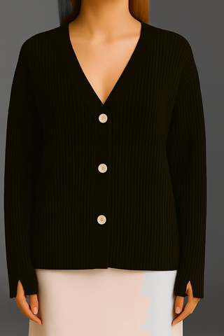 Das Bild zeigt das Cotton Candy Cardigan Kristi black: ein schwarzer, grob gestrickter, oversized Cardigan mit V-Ausschnitt, drei großen Knöpfen und besonderen Ärmeln mit Schlitzdetails.