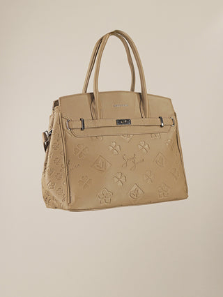 Die Sweet Years Logo Bag khaki ist eine beige Ledertasche mit zwei Griffen, einem Metallverschluss vorne und geprägten Kleemotiven. Größe: 40 x 30 x 14 cm.