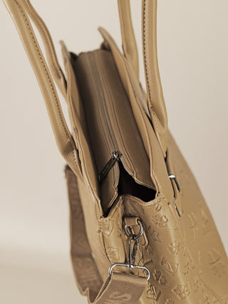 Sweet Years Logo Bag khaki: Geprägte Leder-Handtasche im Tote/Satchel-Stil, mit doppelten Griffen, abnehmbaren Schulterriemen, zentralem Reißverschlussfach und Innenfächern, 40 x 30 x 14 cm.