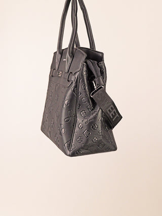 Sweet Years Logo Bag black, eine strukturierte schwarze Henkeltasche mit geprägtem Monogrammmuster, abnehmbarem Schulterriemen, schmalem Gürteldetail und mattem Beschlag, ideal für minimalistischen Stil.