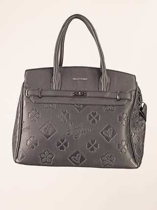 Sweet Years Logo Bag black: Strukturierte Henkeltasche aus schwarzem Kunstleder mit geprägten Motiven, zwei Griffen, einem schmalen Riemen und einem verdeckten Drehverschluss in der Mitte. Größe: 40 x 30 x 14 cm.