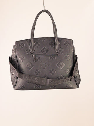 Schwarze Sweet Years Logo Bag, Henkeltasche aus lederartigem Material mit Prägung aus Kleeblättern, Herzen und Diamanten. Enthält abnehmbaren Schulterriemen, Frontreißverschlusstasche sowie Reißverschluss-Innenfächer. Größe: 40x30x14 cm.