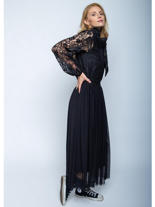 Emily Rock 201451 black: Langer, fließender schwarzer Rock aus leichter, halbtransparenter Mesh-Ware mit Gummibund und offener Saumkante. Ergänzt von einer eleganten schwarzen Spitzenbluse und klassischen High-Top-Sneakern.