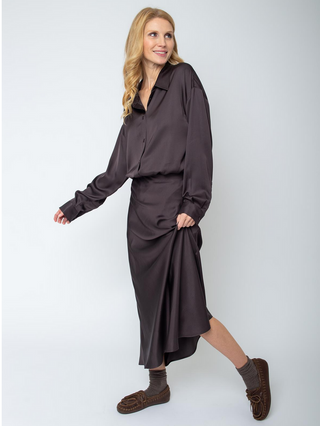 Modell trägt Emily Rock 201460-10 chocolate, einen leicht ausgestellten Rock aus fließendem Viskose-Satin, kombiniert mit passendem Hemd. Rock hat elastischen Bund, Rocklänge bis Mitte der Wade.